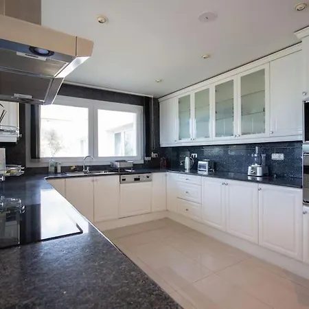 Villa Luxueuse, 2 Piscines, Et Salle De Sport, 5 Chambres, 4 Salles De Bain